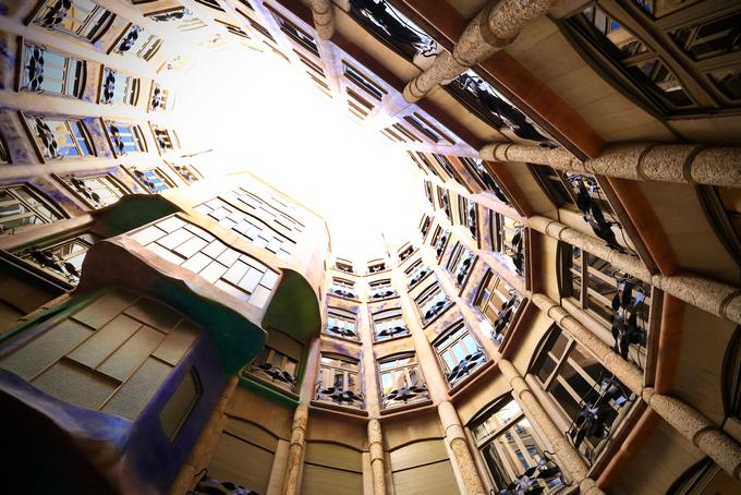 米拉之家是什么风格建筑,和米拉之家相似的建筑