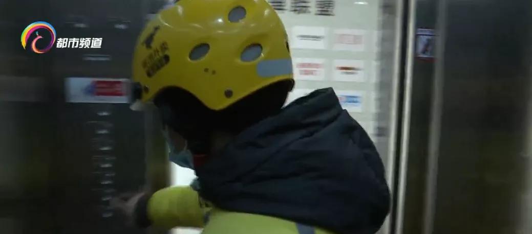 为坚守岗位的一线人员送餐,为外卖小哥冬日送温暖