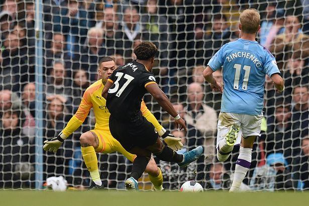 前英超巨星点出曼城最大软肋,瓜帅为一个自负决定买单,追悔莫及