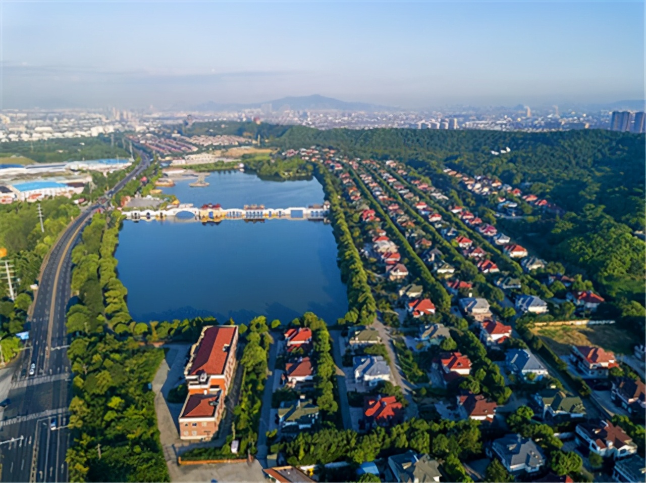 从政、经商、玩电竞 ，华西村与吴氏家族