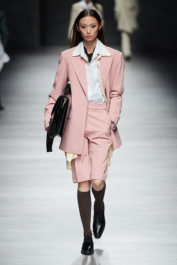 初入职场的女性对衣服的选择,职场应该穿什么衣服女生