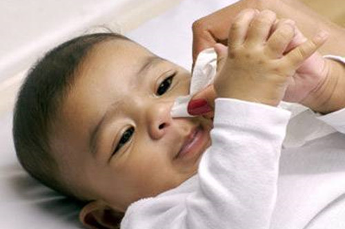 宝宝流粘稠分泌物正常吗,宝宝分泌物要不要洗掉