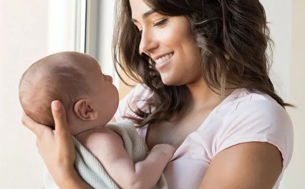 新生儿怎么抱姿势视频,新生儿正确抱姿三种抱法