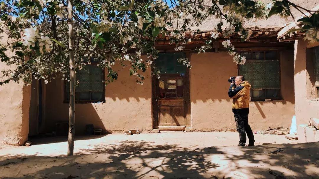 把泳池搬进沙漠,圈黄河做庭院,一个男人的西部世界,可以有多野