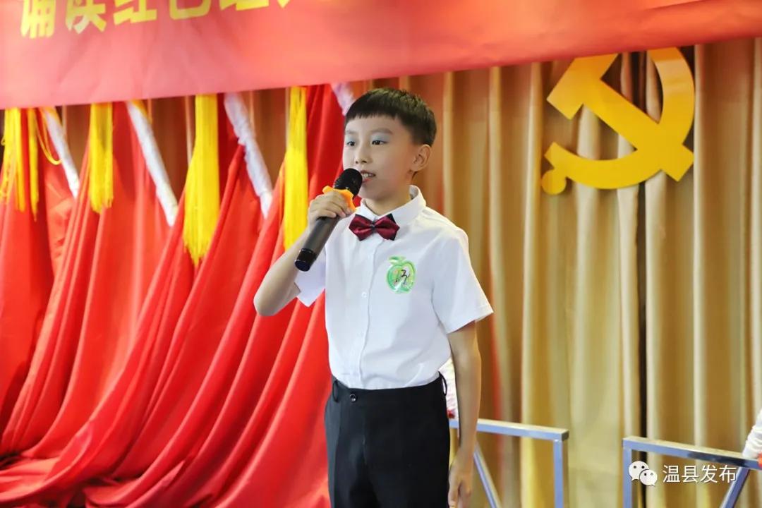 六岁孩子听感人朗诵,孩子朗读被感动