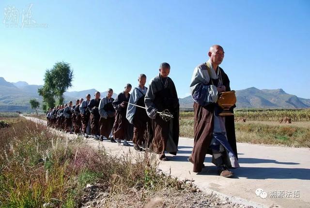 邪淫有种种罪过，居士当远离