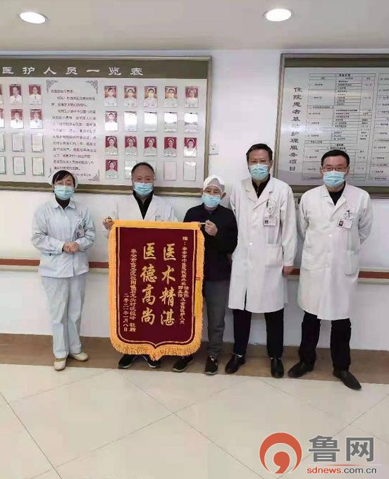 仁心济世救重患村医感恩送锦旗,医生妙手回春患者感激送锦旗