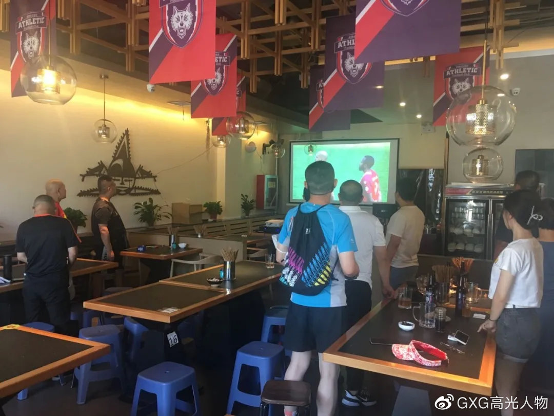 西北狼vs西伯利亚狼,西北狼vs犀牛