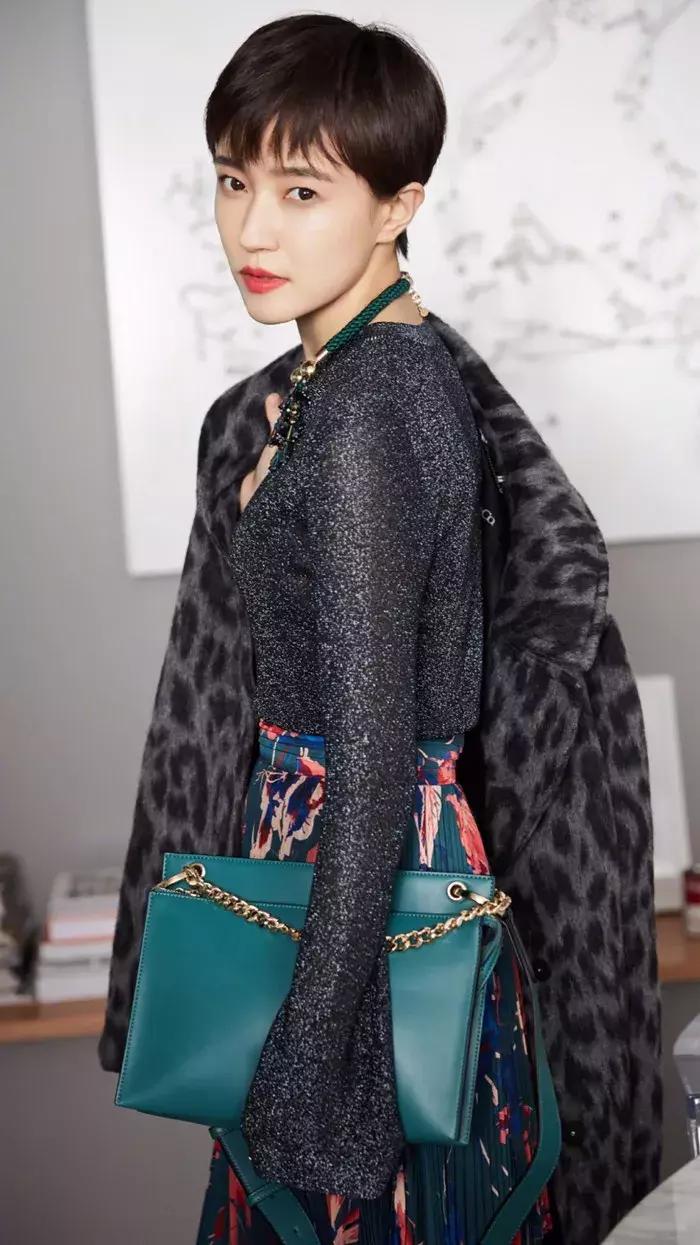 碎发太多怎么扎好看,扎高马尾额头前面碎发太多怎么办