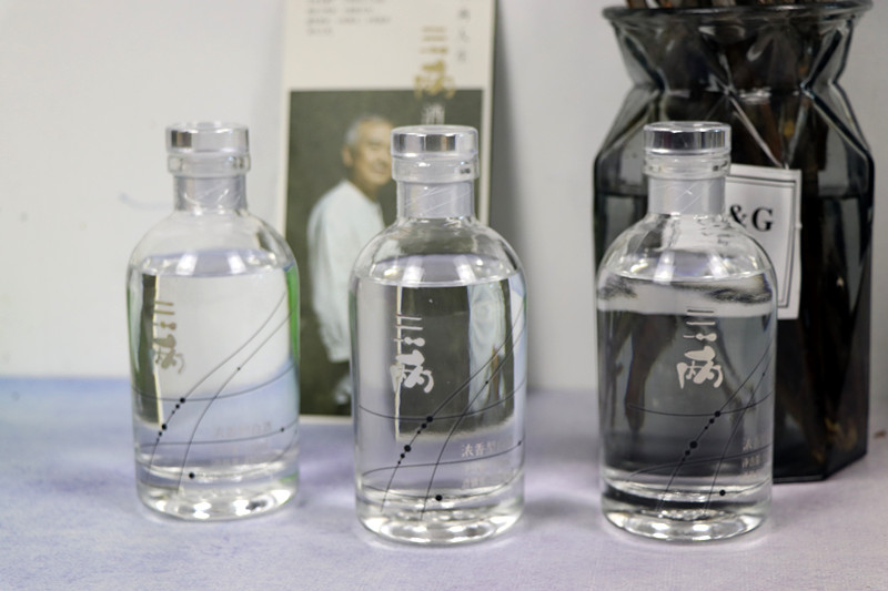 浓香型白酒52和42哪个好下口,好喝的二两装浓香型白酒