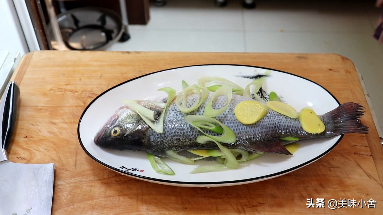 清蒸鲈鱼的正确做法鲜嫩无腥味,大厨教你清蒸鲈鱼的正确做法