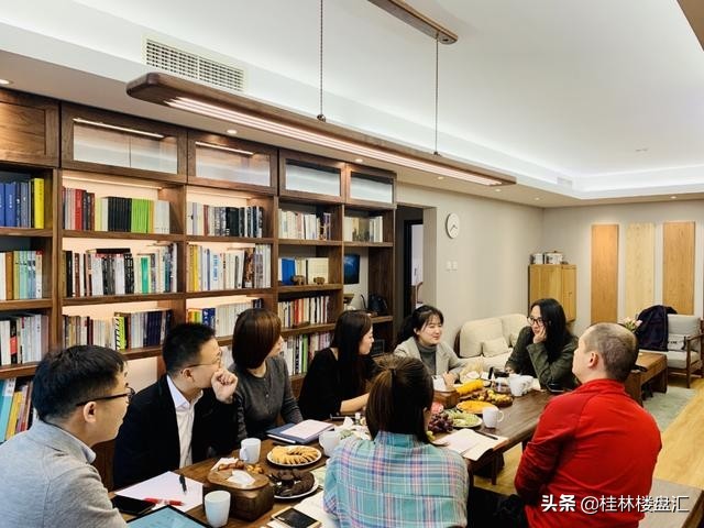 客厅沙发与大桌子的组合,客厅桌子代替沙发