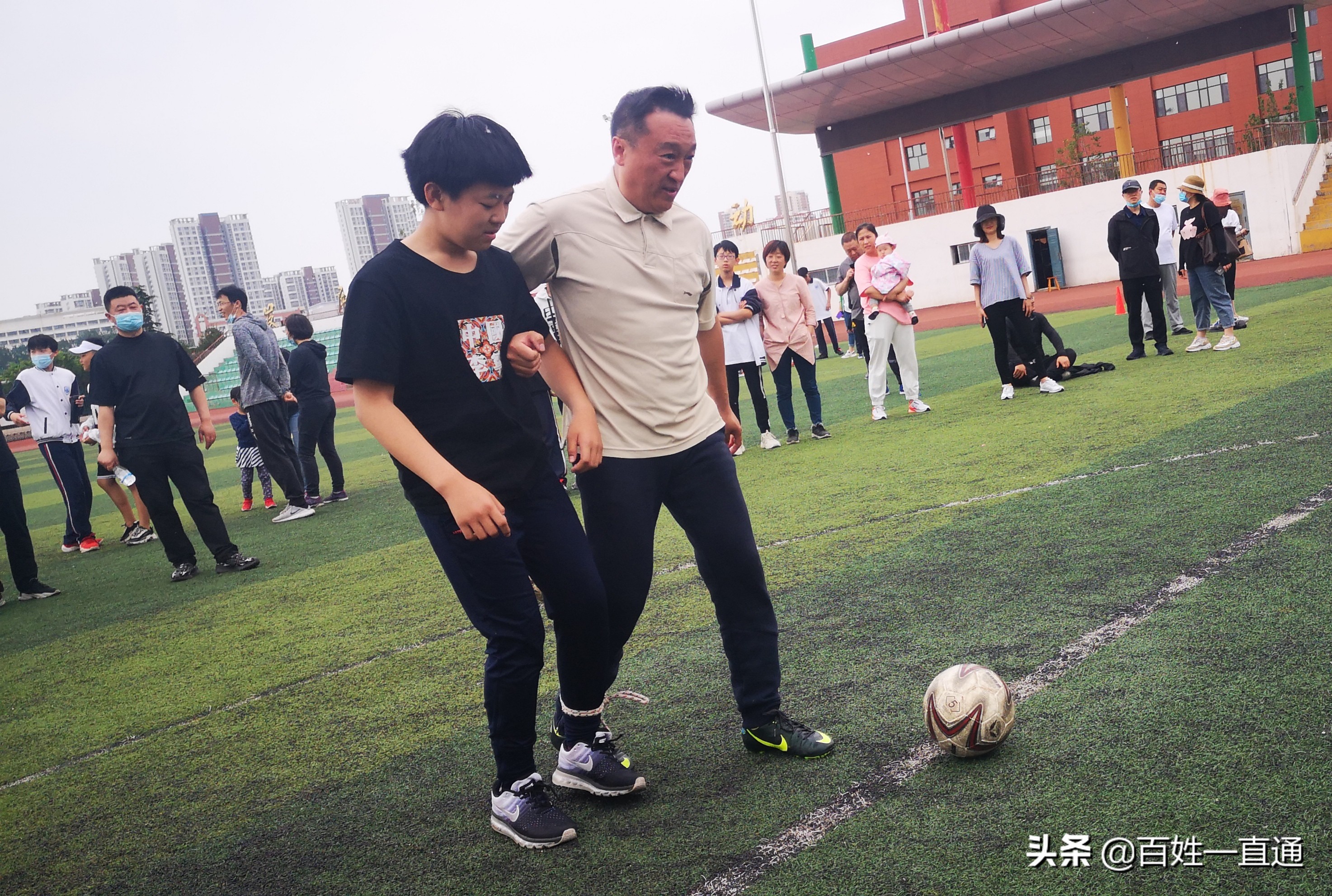 小小足球赛强强父子兵—烟台开发区第二初级中学成功举办亲子活动