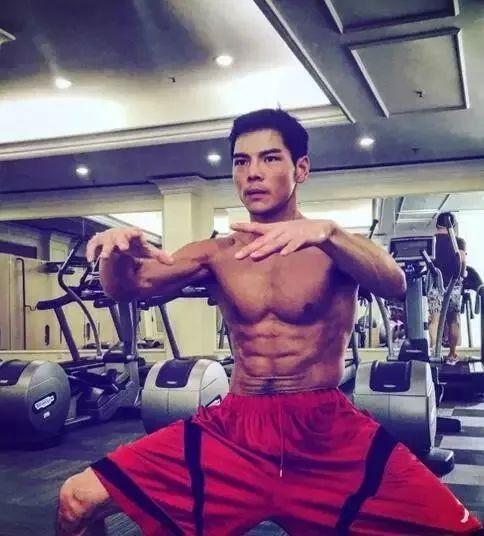 向佐一身肌肉怎么锻炼的,向佐健身练腰