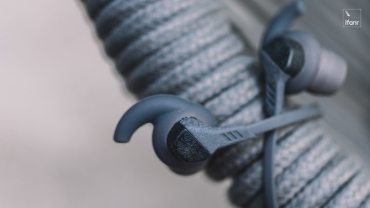 阿迪达斯头戴式运动耳机有降噪吗,阿迪达斯半入耳耳机