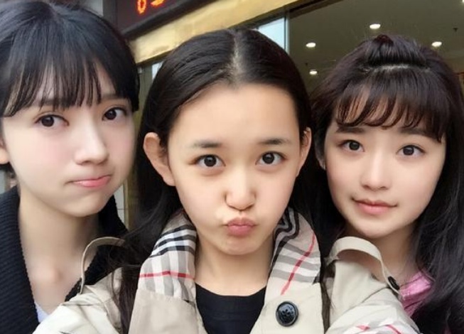 “最精致姥姥”惊现商场，和孙子胜似姐弟，网友：吃防腐剂了吧