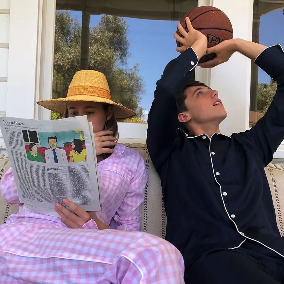 即使不出门也要穿出睡衣的别致,穿睡衣成了一种时尚