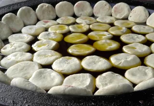 大叔卖传统小吃20年只涨过一次价,河南大叔卖地方小吃每天做300