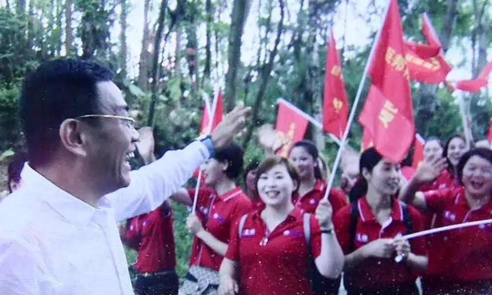 巨邦清明献花丨人间四月无心芳菲，上山看总设计师改革大步豪迈