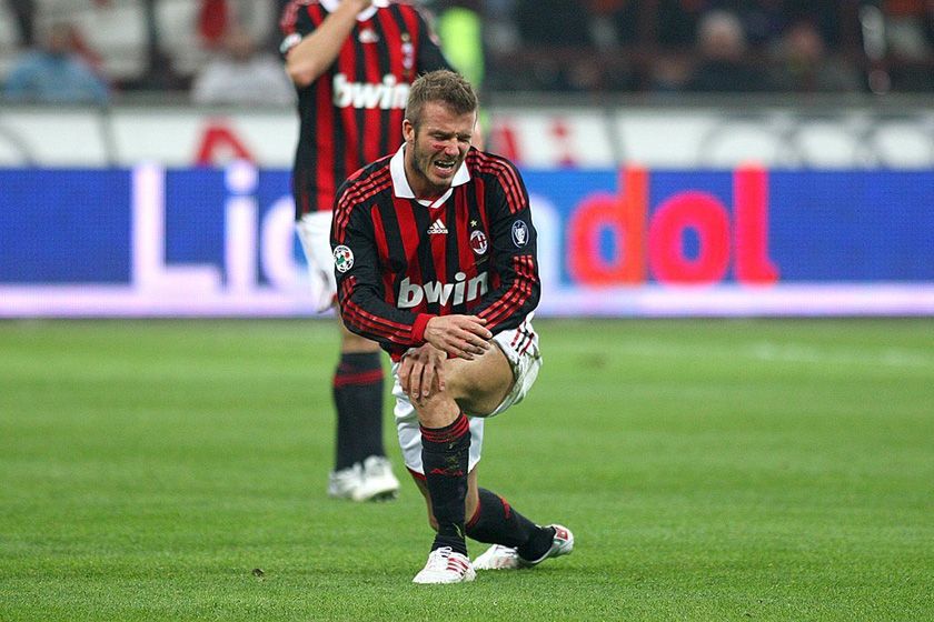 踢足球很容易伤到膝盖,踢足球常受的伤