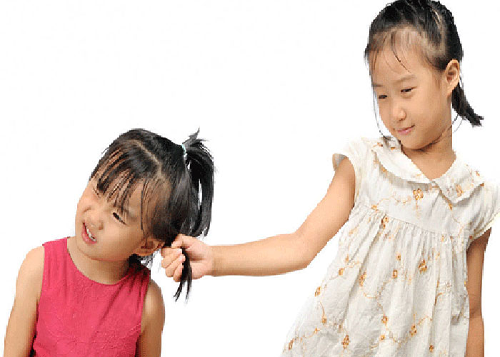 两岁的孩子打人摔东西怎么应对,小孩喜欢摔东西怎么办五岁