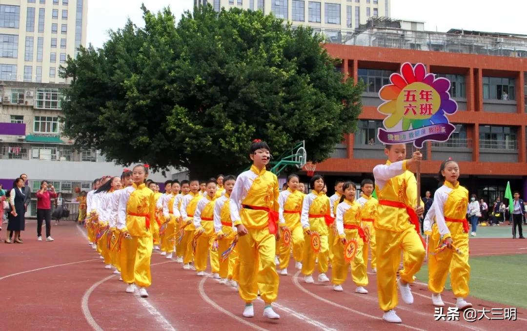 全力以复从心启航黑板报,向阳中学校运会活动