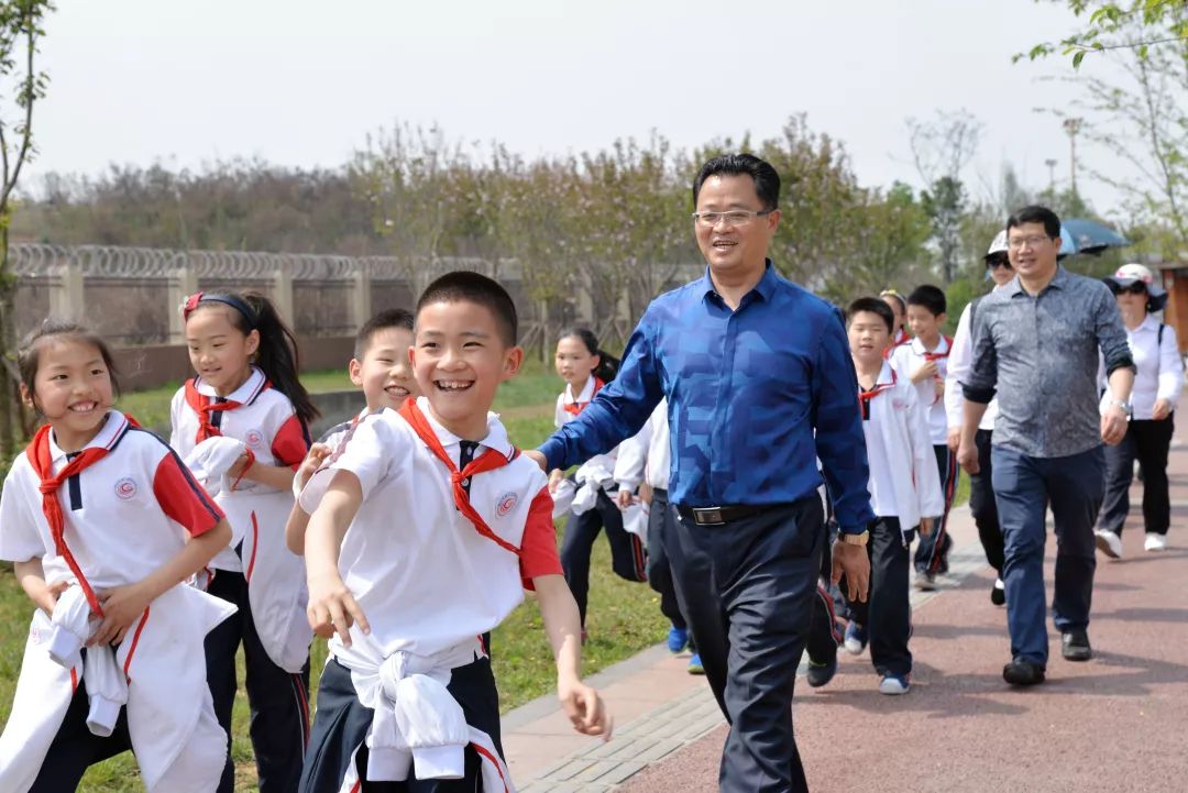 成都名校长的温度教育：期待把眉山冠城七中办成百年名校