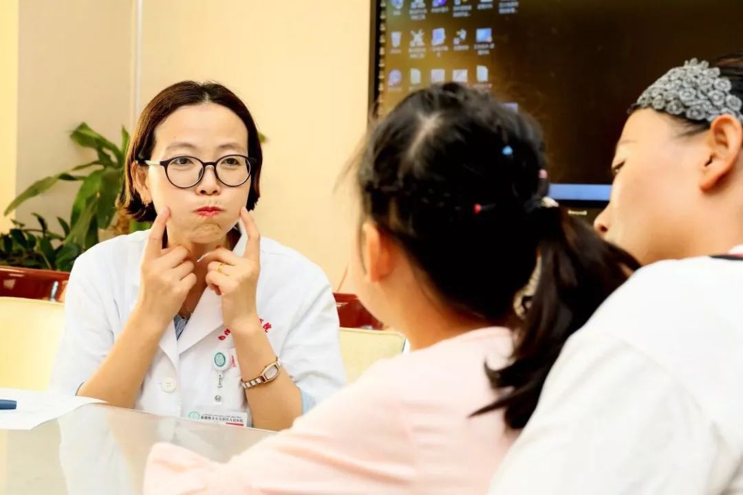 孩子做完腺样体手术说话口齿不清,小孩腭裂手术后说话不清晰怎么办