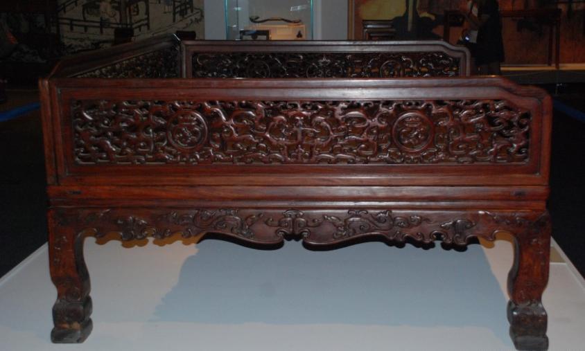 此床皇帝自造用，北京史老爷旧藏，有人曾拿四合院换，最后捐国家