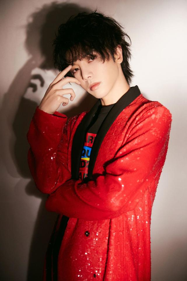 美妆网红晒华晨宇变脸过程质疑其做了3项整容手术，真的不怕被告