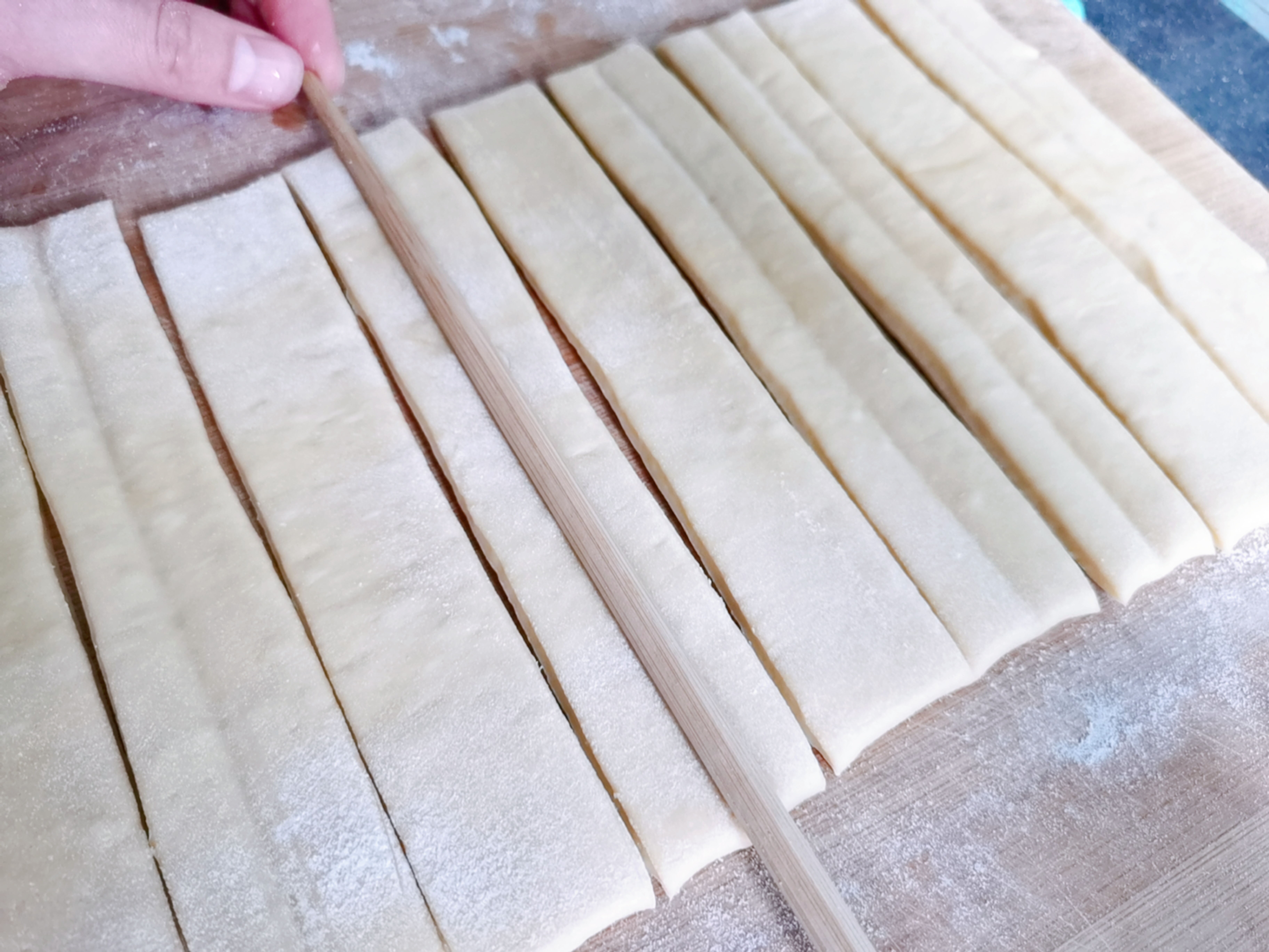 在家炸油条单用酵母和鸡蛋行吗,1斤面2个鸡蛋炸油条的配方