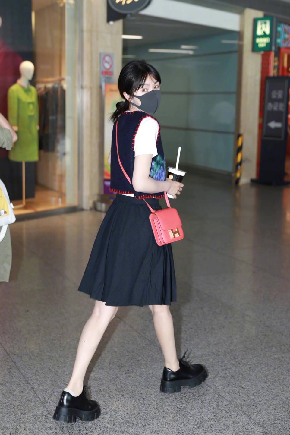 李菲儿夏季清凉穿搭俏皮可爱,李菲儿羊羔绒外套搭配