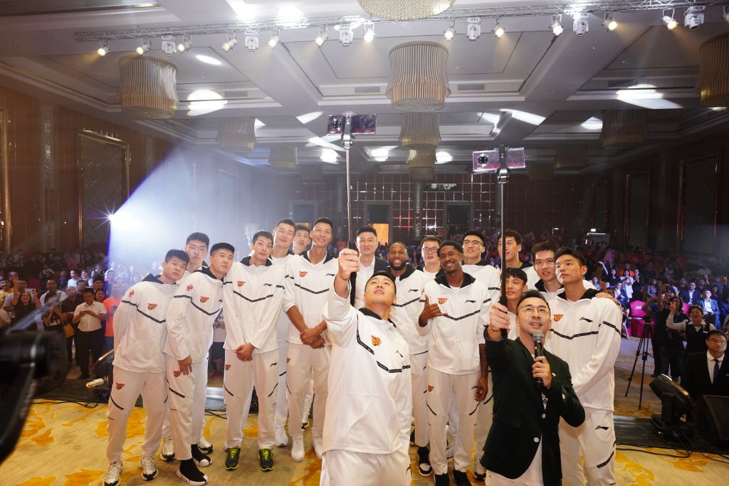 易建联补办生日！全队为他准备生日“惊喜”，最后他给阿联递纸巾