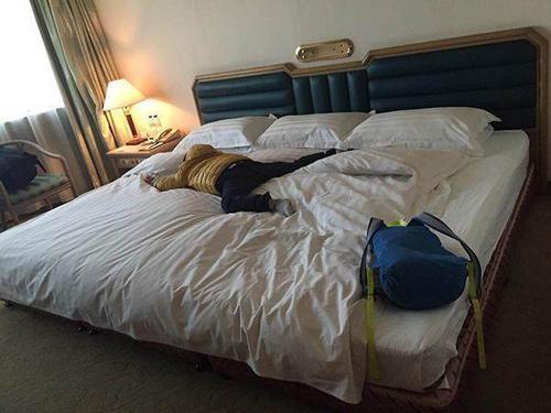 酒店隔壁房间传出“嗯哼”声，引13岁女儿好奇，妈妈的回答很机智