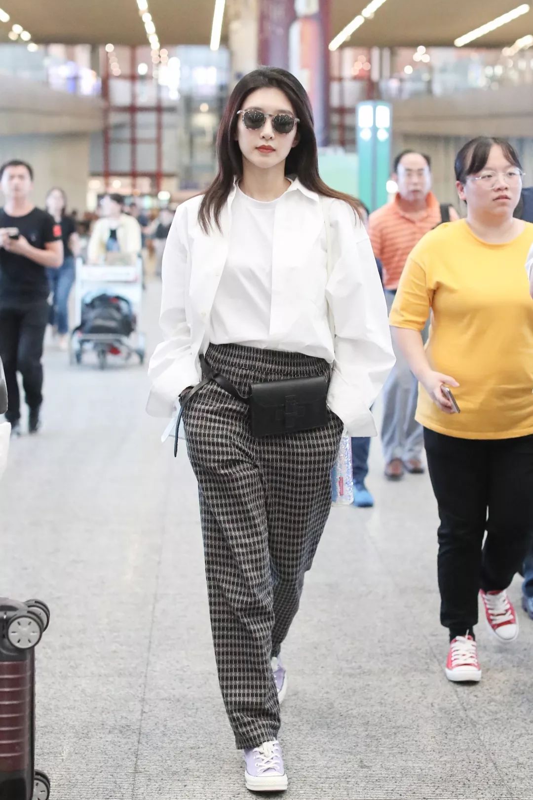 今年最火的斜挎腰包,腰包该怎么搭配