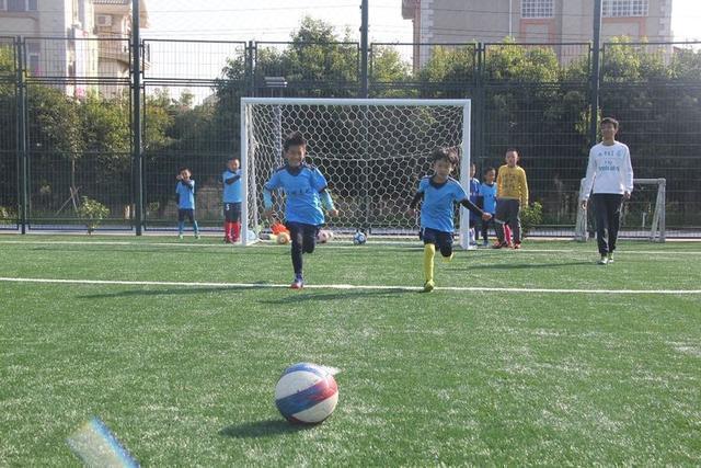 感受阳光感受生活的乐趣,感受阳光的美好传递运动的快乐