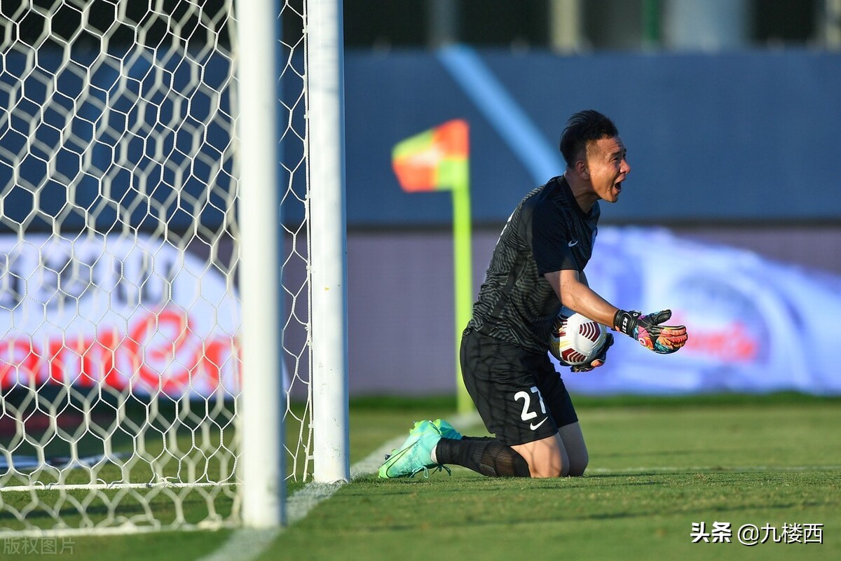 中超越来越业余，球员入场等待靠大树乘凉，球场不完善就像踢野球