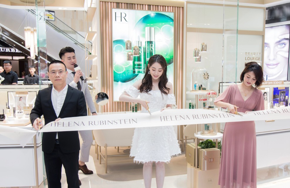 迪丽热巴杨幂高开叉长裙,她是杨幂新捧的女艺人