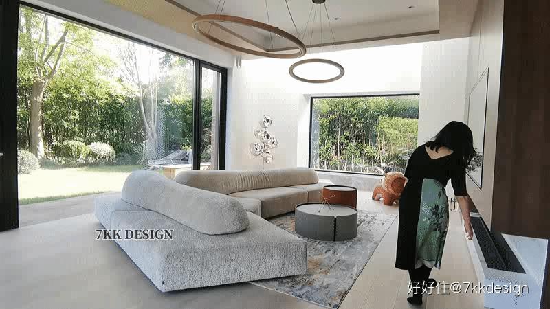 海边联排别墅小院实景现代轻奢,独栋带院子的小别墅年代感