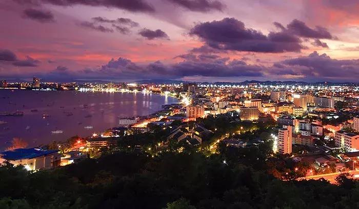 芭堤雅以阳光、沙滩、海鲜闻名世界，被誉为「东方夏威夷」