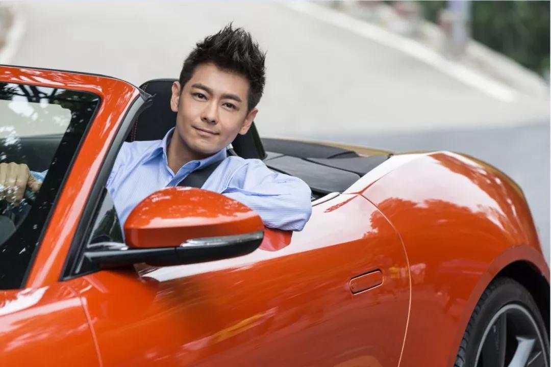 演艺圈里的职业赛车手,他是三个孩子的爸爸的英文怎么说