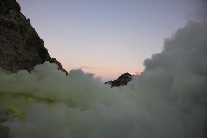 沐浴硫磺，追寻蓝火——印尼宜珍火山