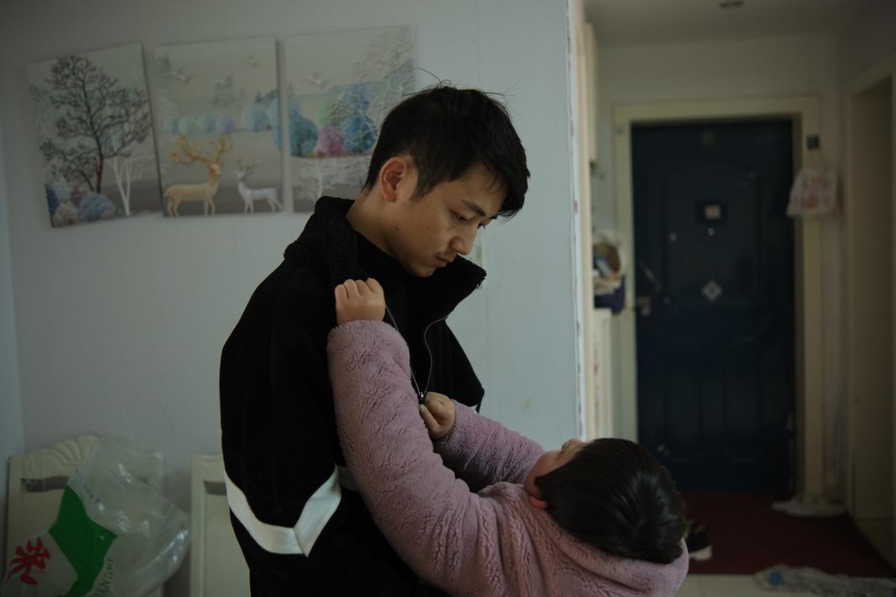 8岁女孩被称“快乐木偶”,总是笑容灿烂,家人却整日以泪洗面