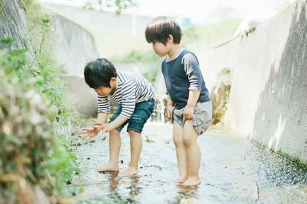 孩子爱动手家长正确做法,小孩恶作剧应该怎么教育