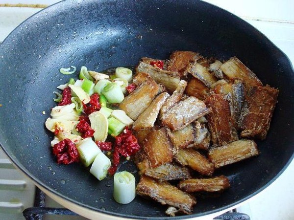 带鱼怎么炖好吃不腥气,带鱼炖多久才能好吃