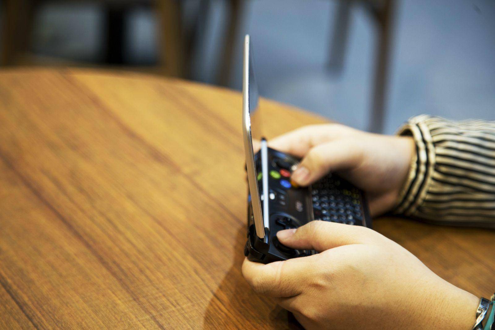 gpdwin22代迷你掌上游戏电脑6寸,gpdwin2能够完美运行的游戏