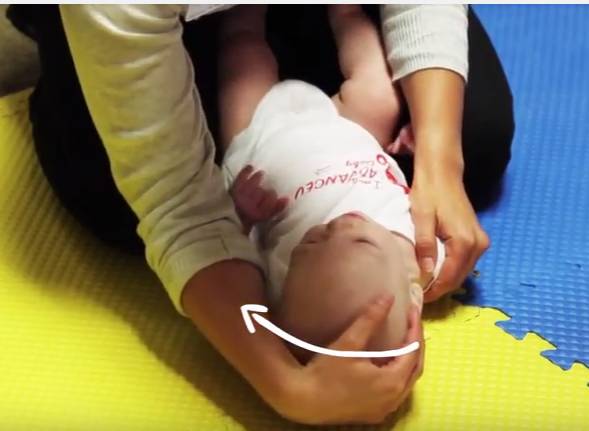 二十天的新生儿斜颈一天按摩几次,宝宝头总是往一边扭头是斜颈吗