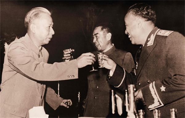 1955年十大元帅授衔时，一同向周总理敬礼，并都说了这样一句话！