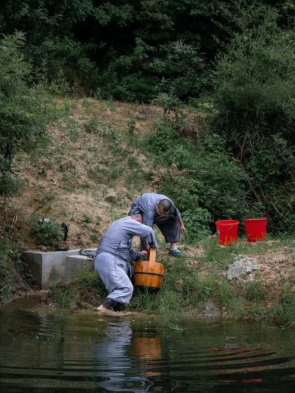 抢抓农时开展农业生产,农民纷纷抢抓春耕生产有利时机