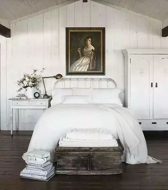 卧室打的床尾柜怎么搭配好看,卧室床尾怎么布置好看